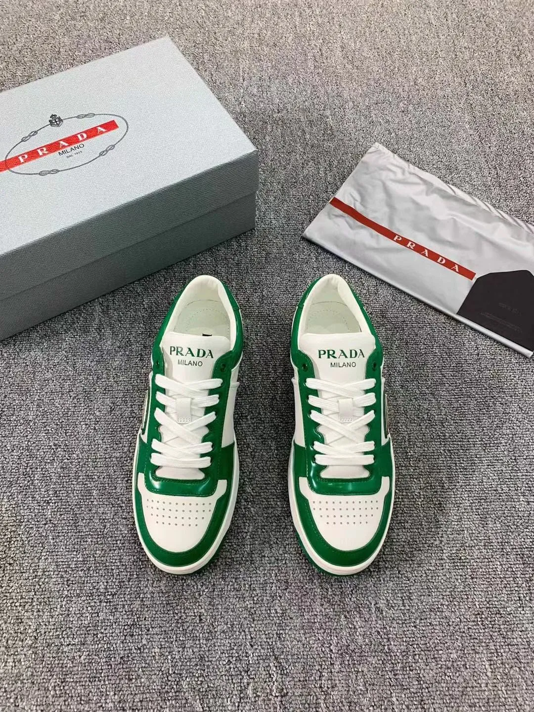P380 Yuan 38-45 Prada Prada’s new men’s leather sports shoes, the highest version on the market, any comparison is welcome🆚! The original leather has excellent texture and is super high-end! Fetal sheep net lining imported from Italy, removable pad! Luxurious materials and fine workmanship, highly recommended!
